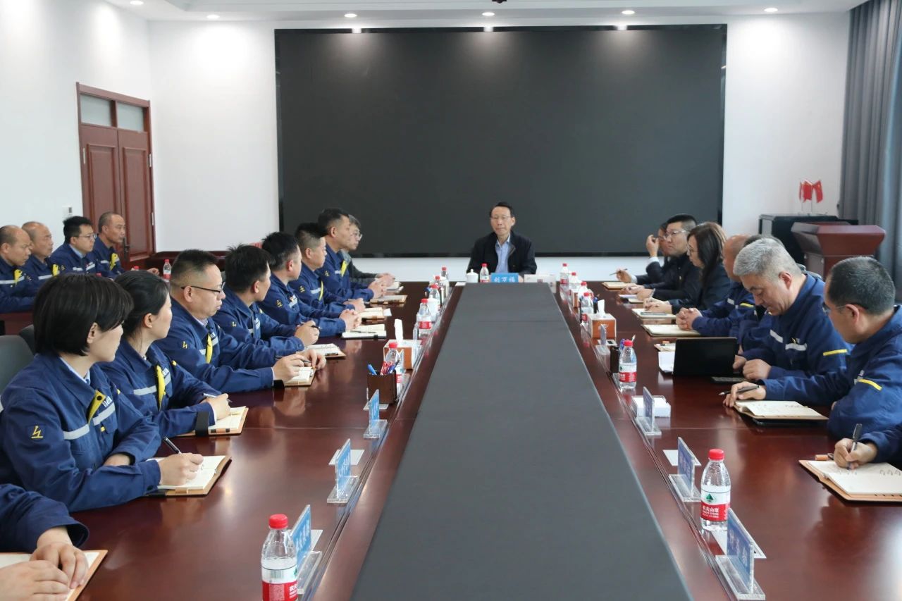  投资集团领导参加指导公司党支部组织生活会